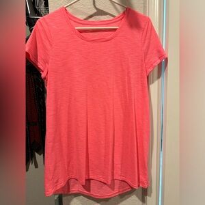 Lilly Pulitzer Etta Scoopneck Tee in Coral Sands size small
